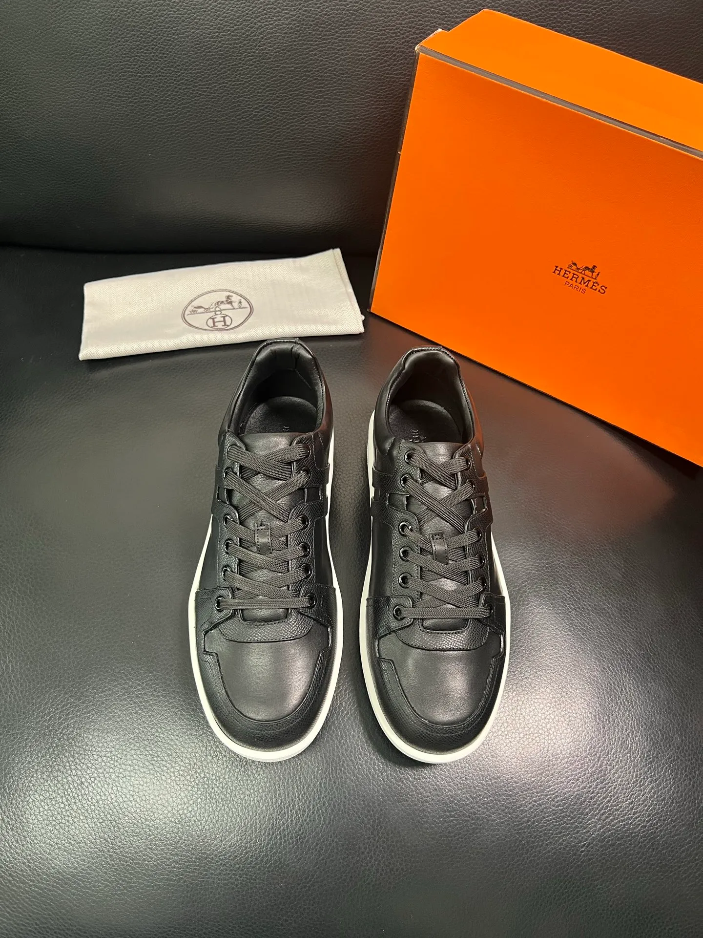 Men's shoes 💰700 Hermes Top Purchasing Agent Hermes counters are on sale at the same time with original factory configuration, original cowhide fabric imported from Italy, high-quality splicing technology, fully imported water-dyed cowhide lining, soles: original soles specially provided by the original factory are super comfortable, the original factory and single goods are of high quality, welcome to compare at the same time at the counter, code number 38-44 (customized 45 46) 85851